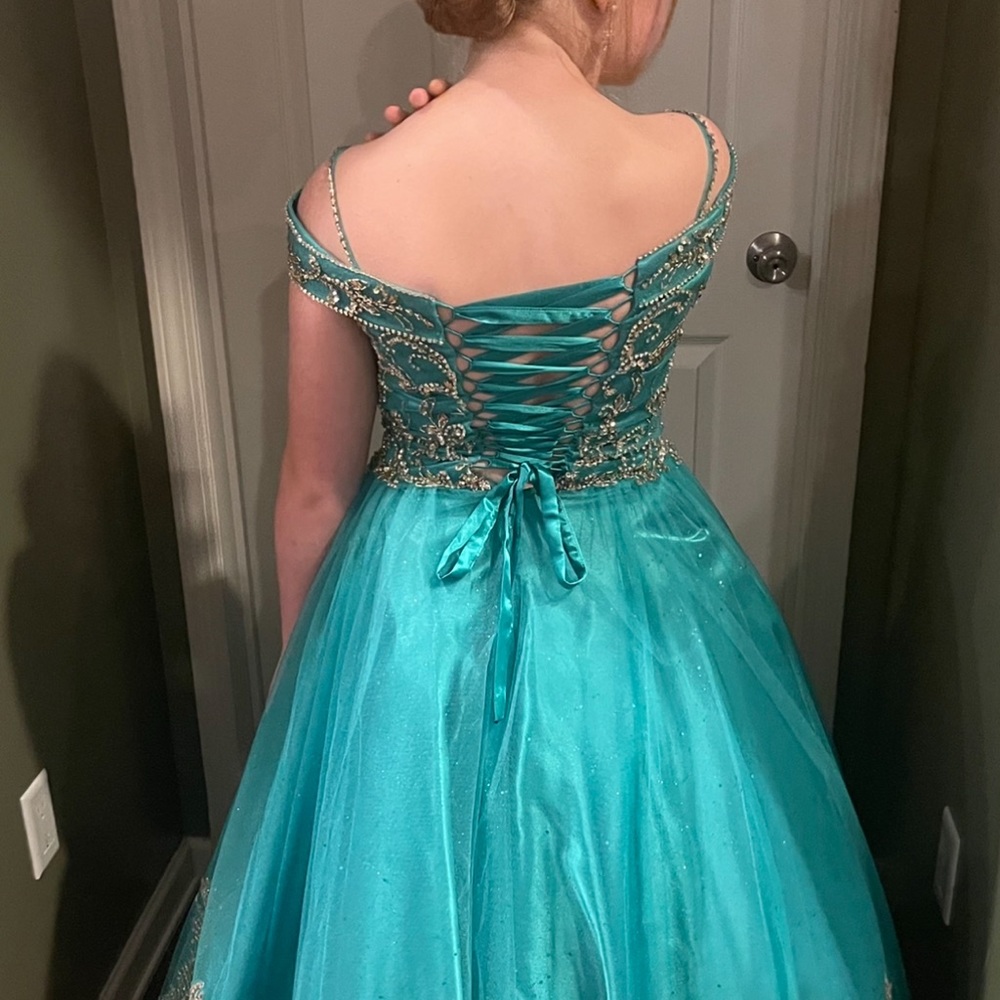 Size 8 corset back- could easily fit size 10- teal and gold gown new!